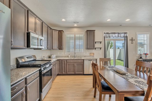 2042 W LYDIA LN, Syracuse, UT 84075