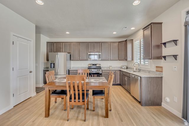 2042 W LYDIA LN, Syracuse, UT 84075