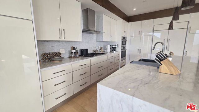 9300 Warbler Way, Los Angeles, CA 90069