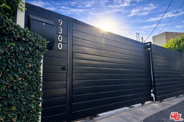 9300 Warbler Way, Los Angeles, CA 90069