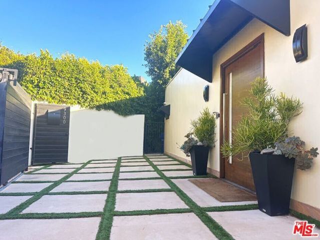9300 Warbler Way, Los Angeles, CA 90069