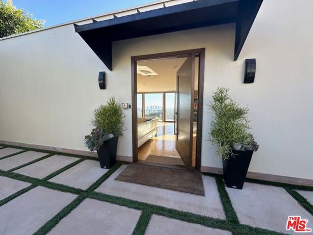 9300 Warbler Way, Los Angeles, CA 90069