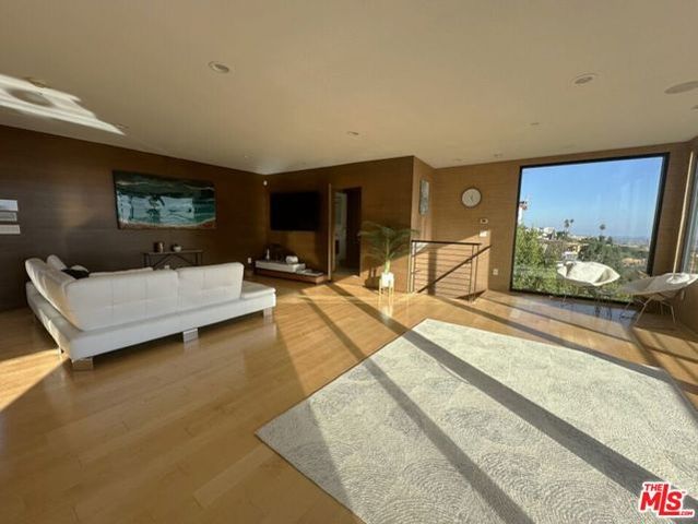 9300 Warbler Way, Los Angeles, CA 90069