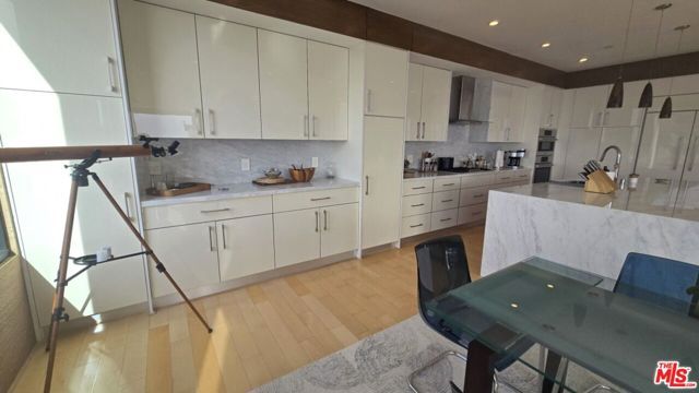 9300 Warbler Way, Los Angeles, CA 90069