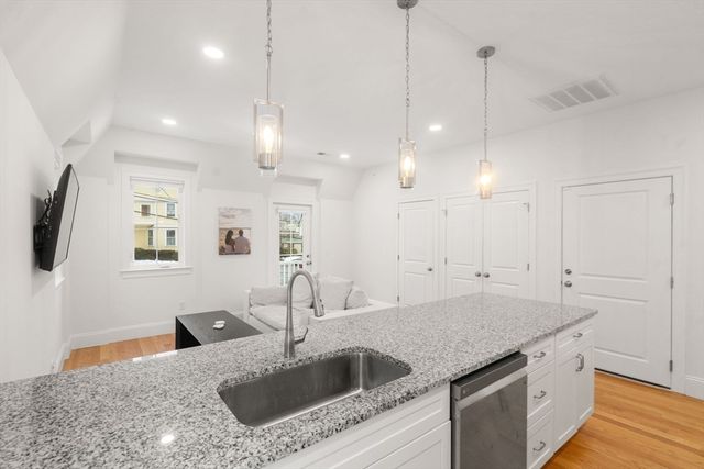 68 Chestnut St 6, Newton, MA 02465