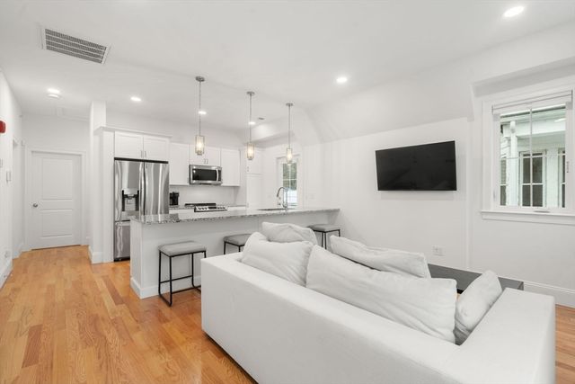 68 Chestnut St 6, Newton, MA 02465