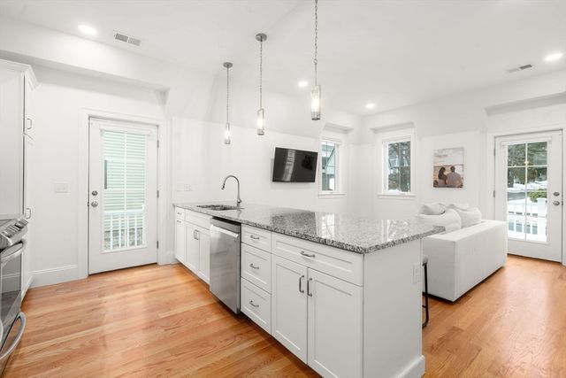 68 Chestnut St 6, Newton, MA 02465