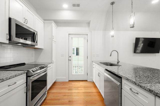 68 Chestnut St 6, Newton, MA 02465