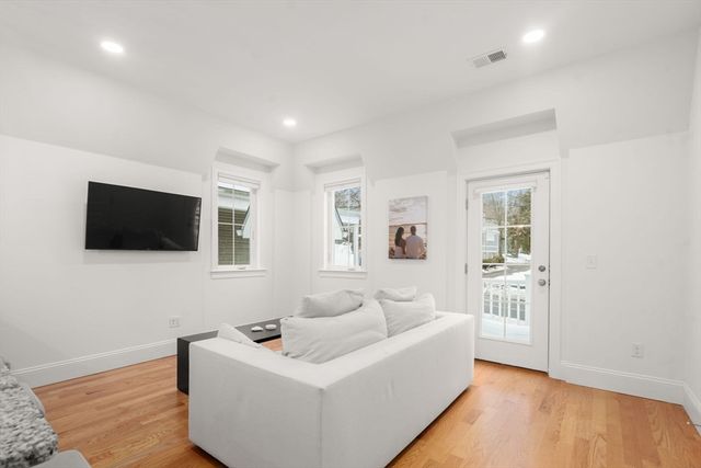 68 Chestnut St 6, Newton, MA 02465