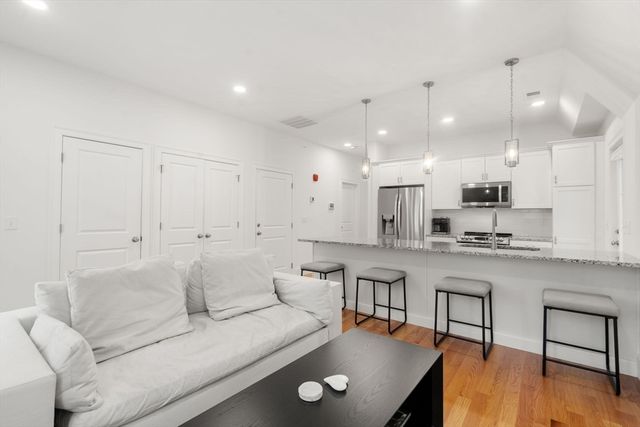 68 Chestnut St 6, Newton, MA 02465