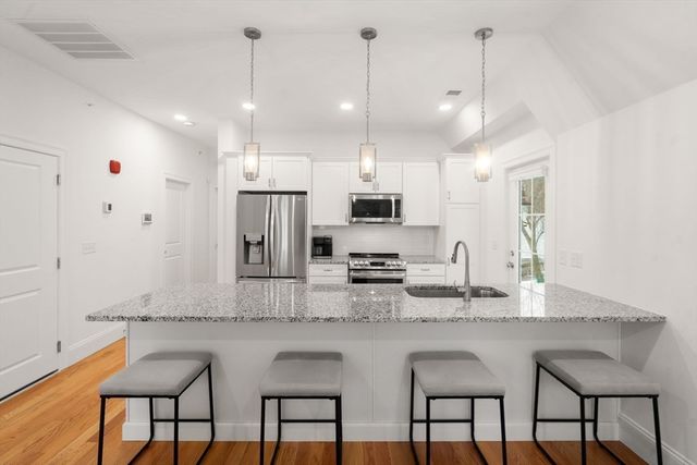 68 Chestnut St 6, Newton, MA 02465