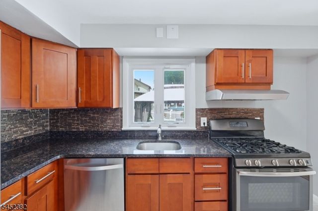 88 6Th St, Clifton City, NJ 07011