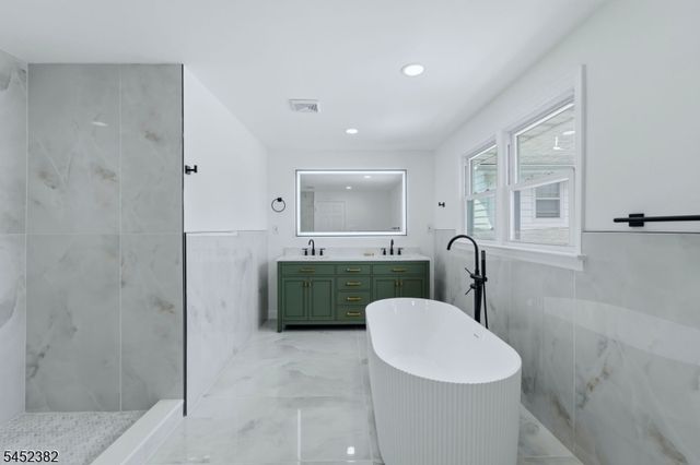88 6Th St, Clifton City, NJ 07011