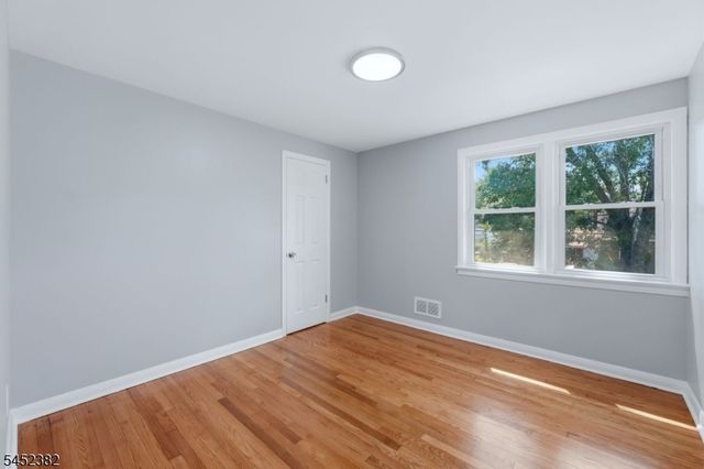 88 6Th St, Clifton City, NJ 07011