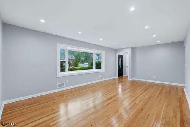 88 6Th St, Clifton City, NJ 07011