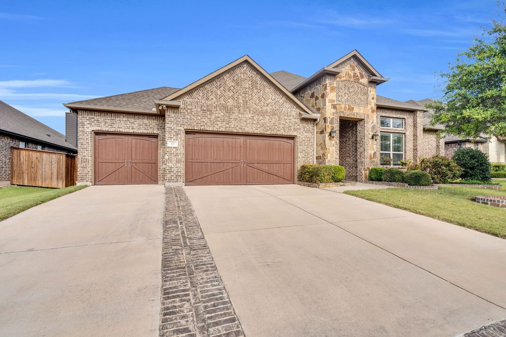 421 Summer Grove Drive, Midlothian, TX 76065