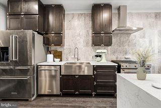 625 SLATERS LN #G4, Alexandria, VA 22314