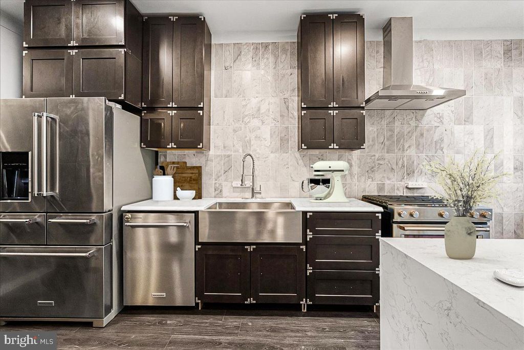 625 SLATERS LN #G4, Alexandria, VA 22314