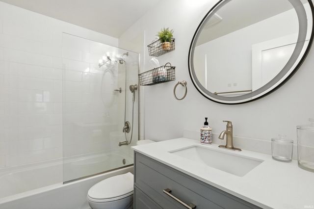 15 Ems B40d Lane, Leesburg, IN 46538