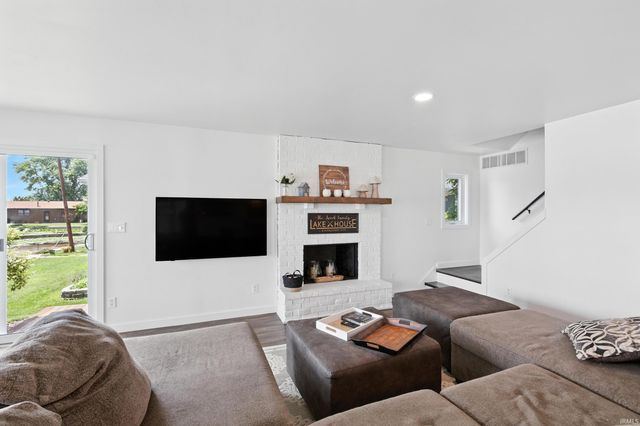 15 Ems B40d Lane, Leesburg, IN 46538