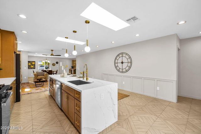 1540 E CHEERY LYNN Road, Phoenix, AZ 85014