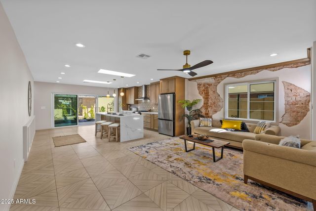 1540 E CHEERY LYNN Road, Phoenix, AZ 85014