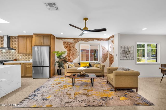 1540 E CHEERY LYNN Road, Phoenix, AZ 85014