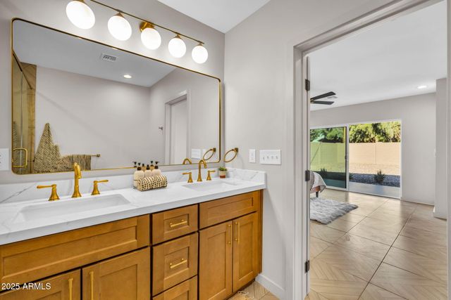 1540 E CHEERY LYNN Road, Phoenix, AZ 85014