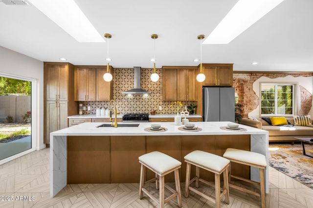 1540 E CHEERY LYNN Road, Phoenix, AZ 85014