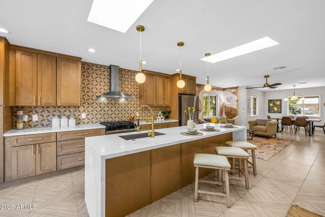 1540 E CHEERY LYNN Road, Phoenix, AZ 85014