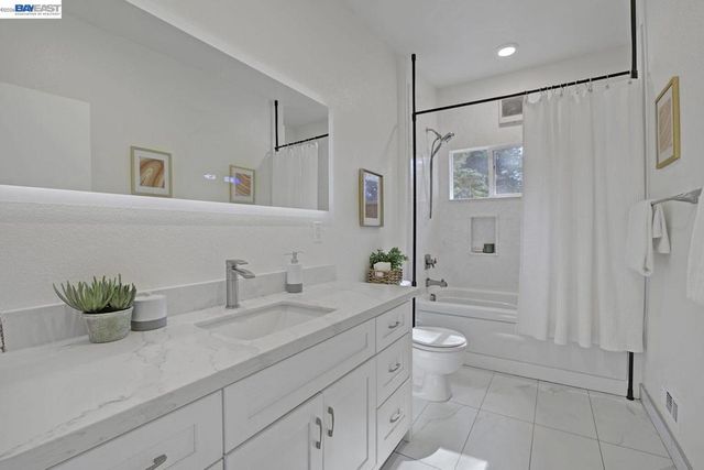 6956 6956 Sayre Drive, Oakland, CA 94611