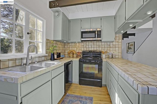 6956 6956 Sayre Drive, Oakland, CA 94611