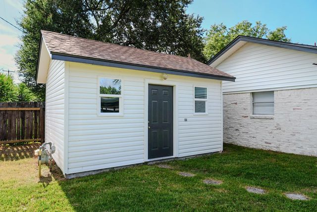 800 Rosewood Drive, Baytown, TX 77520