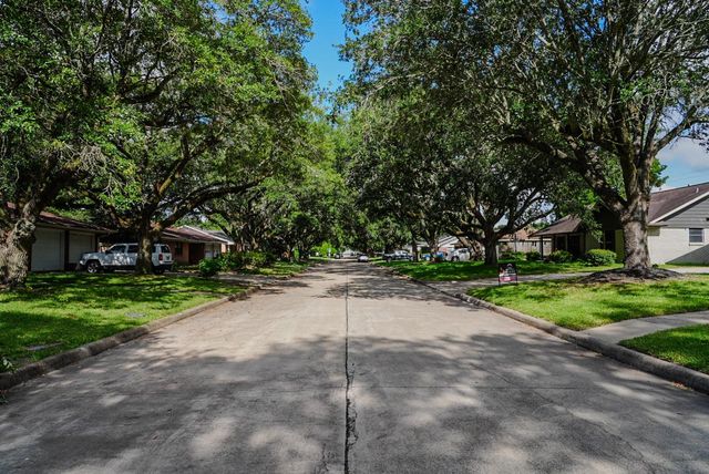 800 Rosewood Drive, Baytown, TX 77520