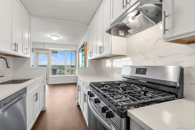 166-25 powells cove Boulevard 17G, Beechhurst, NY 11357