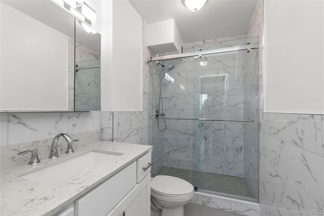 166-25 powells cove Boulevard 17G, Beechhurst, NY 11357