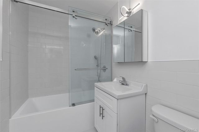 166-25 powells cove Boulevard 17G, Beechhurst, NY 11357