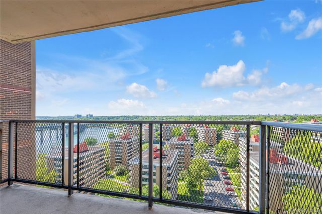 166-25 powells cove Boulevard 17G, Beechhurst, NY 11357