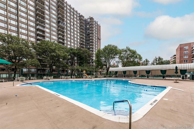 166-25 powells cove Boulevard 17G, Beechhurst, NY 11357