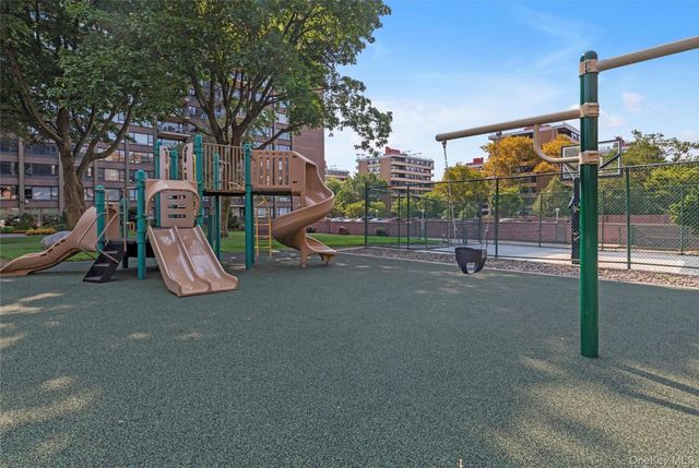 166-25 powells cove Boulevard 17G, Beechhurst, NY 11357