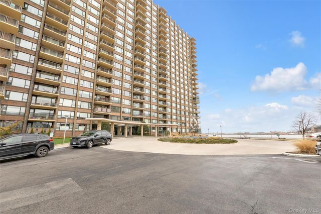 166-25 powells cove Boulevard 17G, Beechhurst, NY 11357