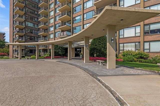 166-25 powells cove Boulevard 17G, Beechhurst, NY 11357