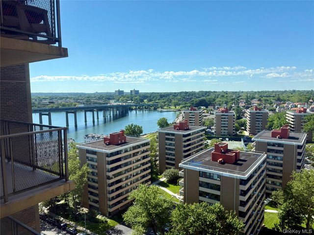 166-25 powells cove Boulevard 17G, Beechhurst, NY 11357