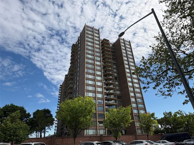 166-25 powells cove Boulevard 17G, Beechhurst, NY 11357