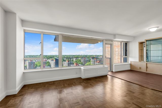 166-25 powells cove Boulevard 17G, Beechhurst, NY 11357