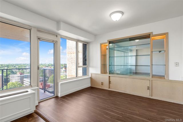 166-25 powells cove Boulevard 17G, Beechhurst, NY 11357