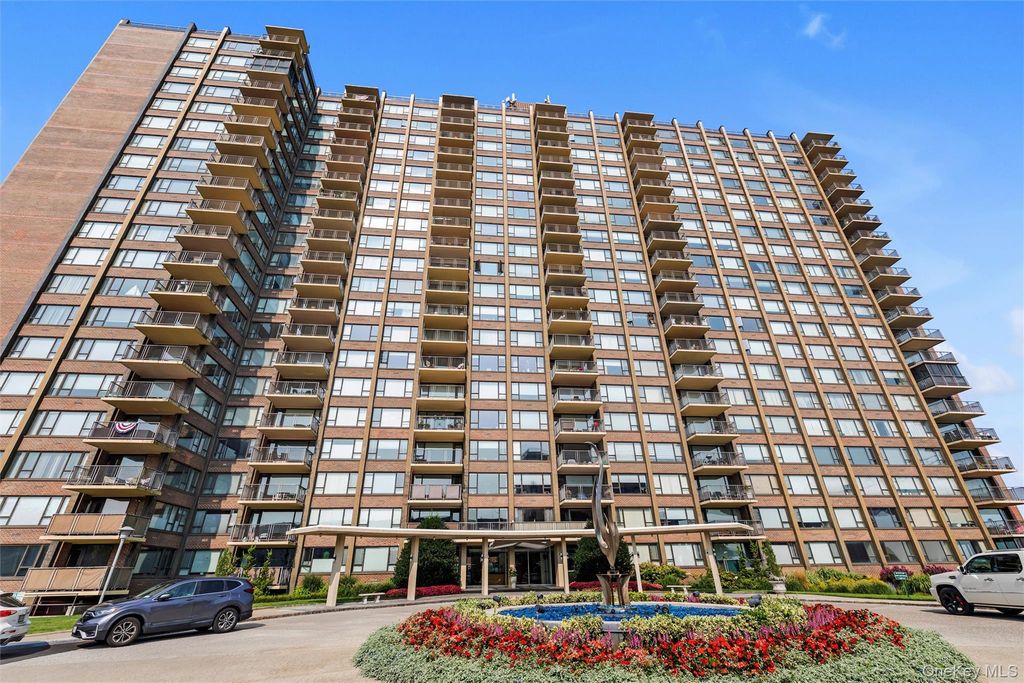 166-25 powells cove Boulevard 17G, Beechhurst, NY 11357