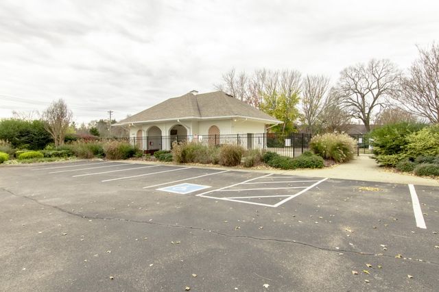 2167 Oak Hill Dr, Murfreesboro, TN 37130