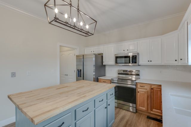 2167 Oak Hill Dr, Murfreesboro, TN 37130