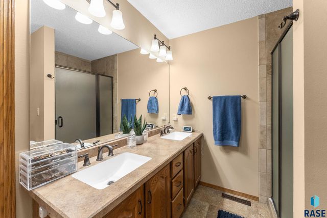 3525 S Matthew Dr Drive, Sioux Falls, SD 57103